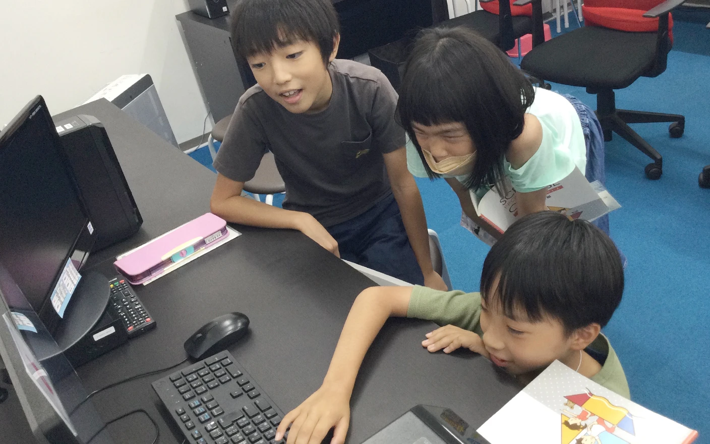 授業中に受講生の子どもたちがパソコン画面に向かって