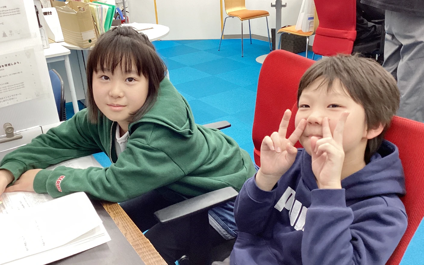 受講生の子ども二人がカメラに向かってピース